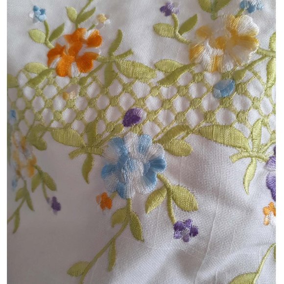 Vintage white floral-embroidered shift dress - Picture 3 of 4